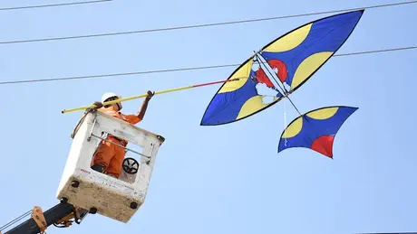 EVNHANOI cảnh báo không thả diều gần hành lang lưới điện