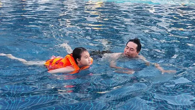 Trang bị kỹ năng bơi lội, phòng chống thương tích cho trẻ