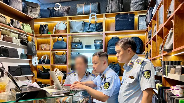 Thu giữ gần 400 sản phẩm hàng giả tại Saigon Square