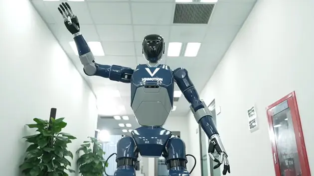 Robot hình người Make in Vietnam