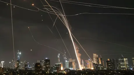 Iran phóng hàng trăm tên lửa đạn đạo vào Israel