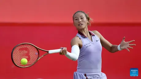 Zheng Qinwen vào bán kết Queen’s Club Championship