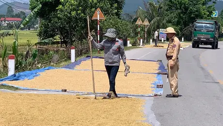 Hiểm họa từ việc phơi rơm rạ trên đường