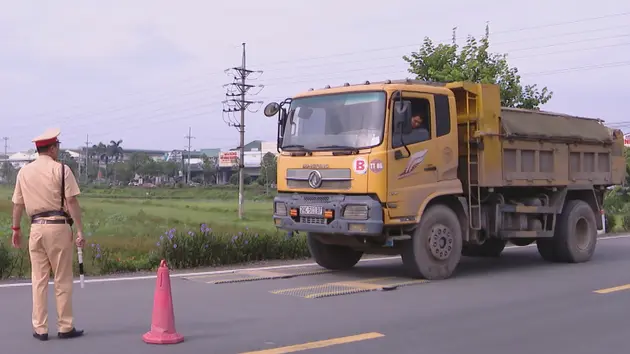 Kiên quyết dẹp nạn xe quá tải lộng hành ở ngoại thành
