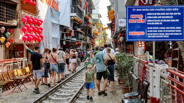 Du khách đối mặt nguy hiểm trên phố cà phê đường tàu
