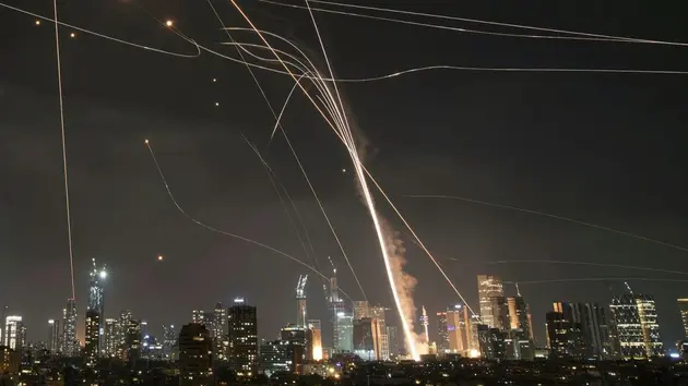 Iran phóng hàng trăm tên lửa đạn đạo vào Israel