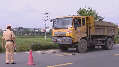 Kiên quyết dẹp nạn xe quá tải lộng hành ở ngoại thành