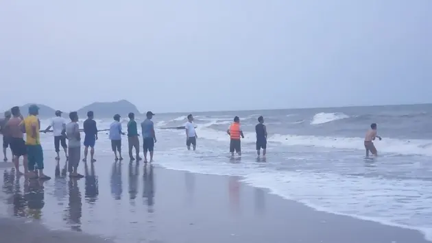 Hơn 20 du khách bị nước cuốn trên biển Cửa Lò