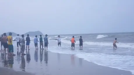 Hơn 20 du khách bị nước cuốn trên biển Cửa Lò
