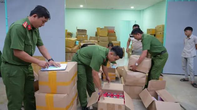 Phá đường dây sản xuất mỹ phẩm giả bằng hóa chất