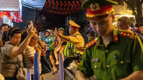 Kiểm tra đột xuất phố cà phê đường tàu