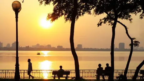 Buổi sáng mùa hạ ở hồ Tây