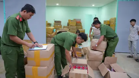 Phá đường dây sản xuất mỹ phẩm giả bằng hóa chất