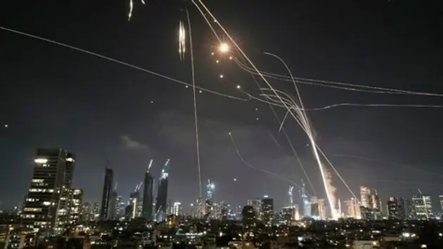 Israel và Iran tiếp tục không kích lẫn nhau