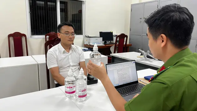 Bắt Phó Chủ tịch thị trấn để điều tra về sản xuất hàng giả