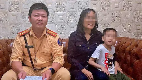 CSGT hỗ trợ bé trai đi lạc ở bến xe Mỹ Đình