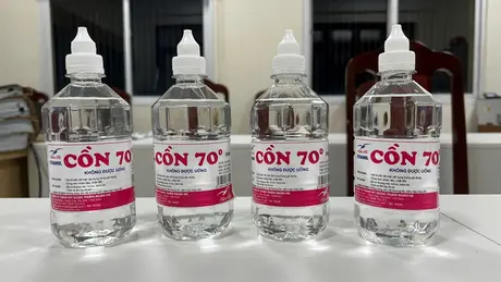 Triệt phá đường dây sản xuất cồn y tế giả