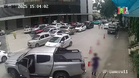 Tài xế bất cẩn lùi xe cuốn người phụ nữ vào gầm