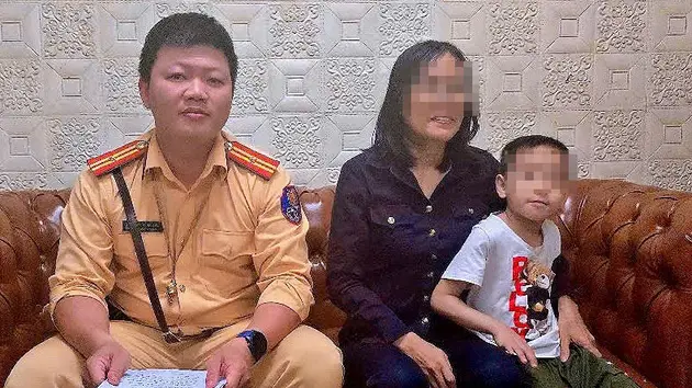 CSGT hỗ trợ bé trai đi lạc ở bến xe Mỹ Đình