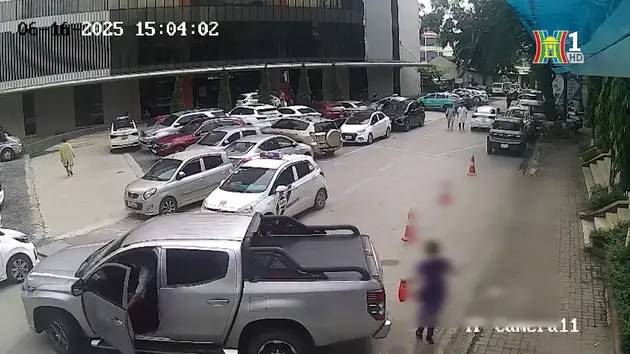 Tài xế bất cẩn lùi xe cuốn người phụ nữ vào gầm