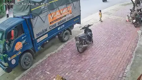 Nguy hiểm khi trẻ em chạy ra đường