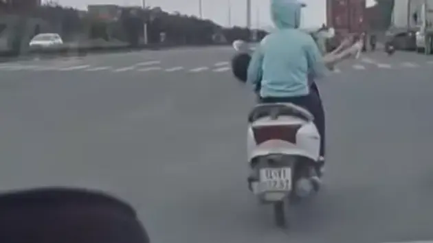 Nguy hiểm hành vi vừa lái xe vừa đỡ con nhỏ