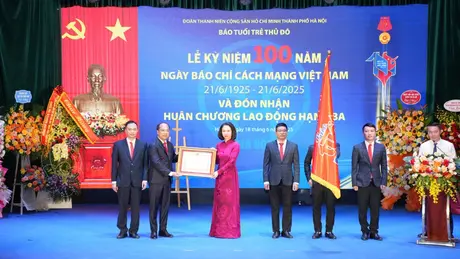 Báo Tuổi trẻ Thủ đô nhận Huân chương Lao động hạng Ba