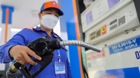 Xăng RON95-III chạm mốc 21.244 đồng