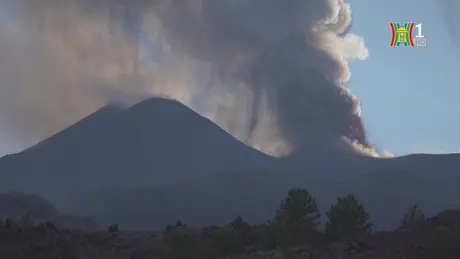 Italia nâng cảnh báo do hai núi lửa cùng lúc phun trào