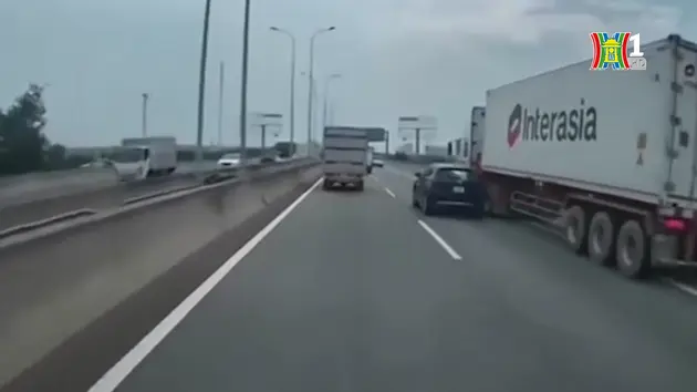 Xe container vượt ẩu trên cao tốc bất chấp nguy hiểm