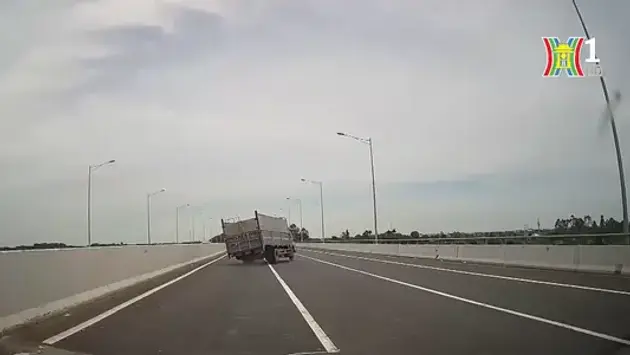 Xe tải mất lái trên cao tốc Hà Nội - Hải Phòng