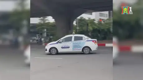 Taxi đi ngược chiều, đánh võng loạn xạ trên đường Phạm Hùng