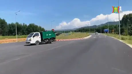 Xe chở rác chạy ngược chiều tốc độ cao