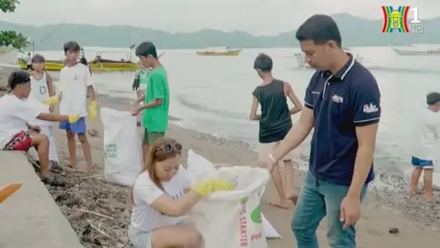 Philippines: Dọn bãi biển để đổi lấy gạo