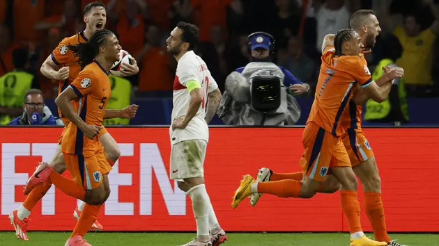 Hà Lan 2-1 Thổ Nhĩ Kỳ: Ngựa ô hết phép